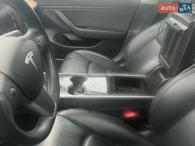 Седан Tesla Model 3 2019 в Львові