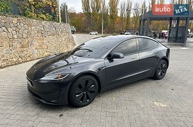 Tesla Model 3  2024