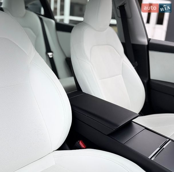 Седан Tesla Model 3 2024 в Вінниці