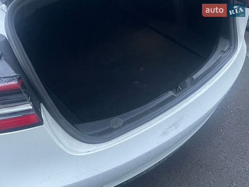 Седан Tesla Model 3 2021 в Львові