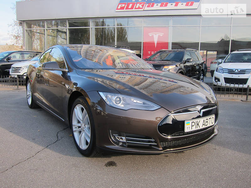 Tesla Model S 2016 года
