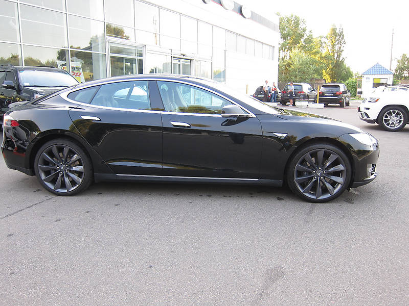Tesla Model S 2015 року