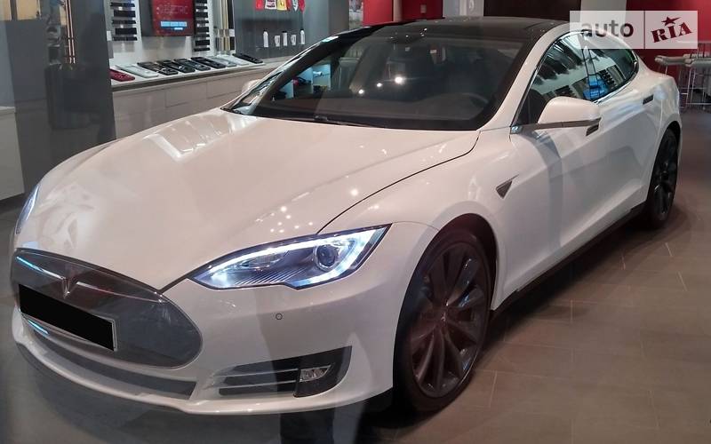 Tesla Model S 2009 року