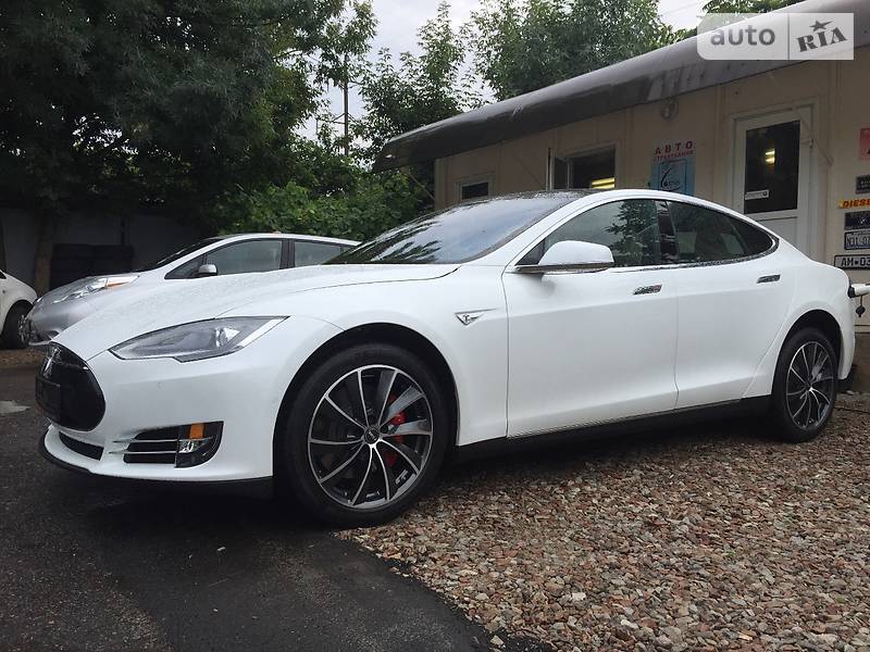 Tesla Model S 2015 года