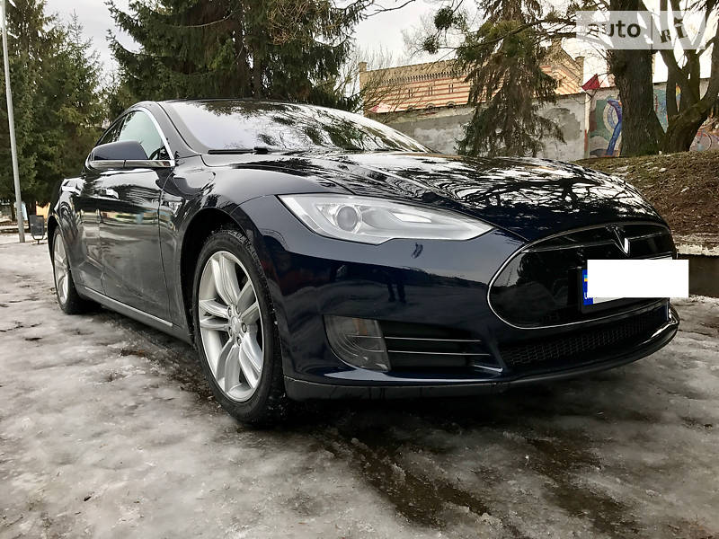 Tesla Model S 2013 года