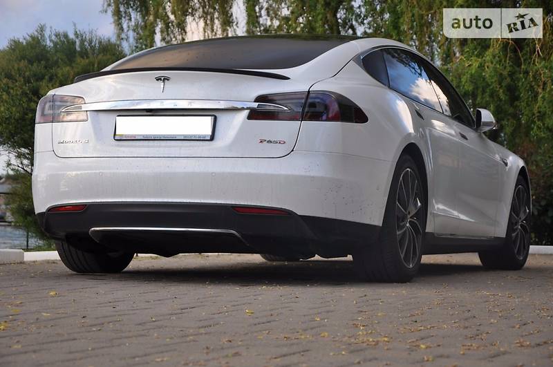 Tesla Model S 2015 года
