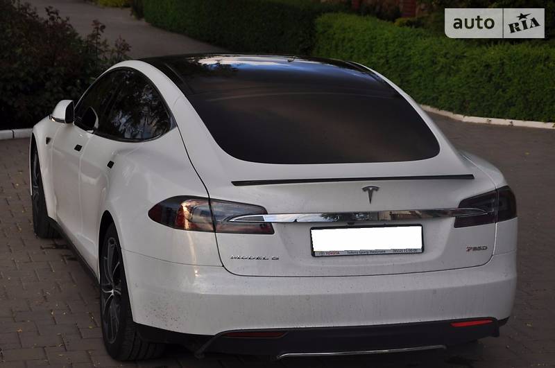 Tesla Model S 2015 року