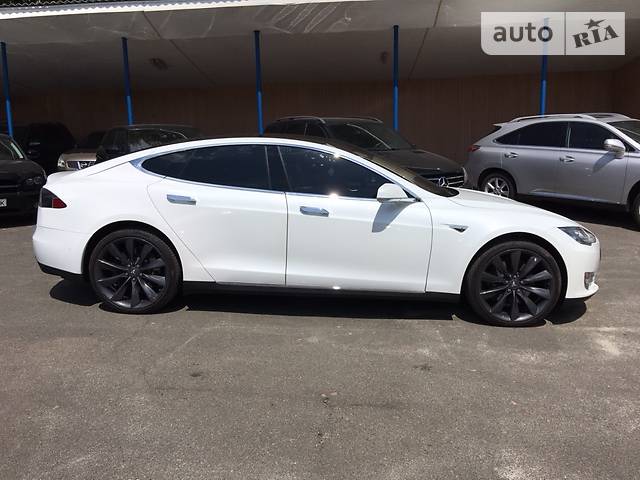 Tesla Model S 2015 року