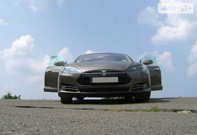 Tesla Model S 2015 года
