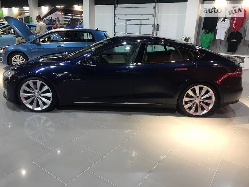 Tesla Model S 2013 года