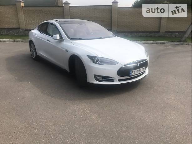 Tesla Model S 2016 року