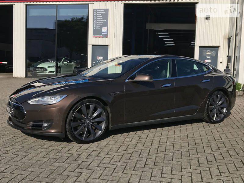 Tesla Model S 2014 года