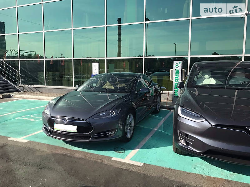 Tesla Model S 2013 года