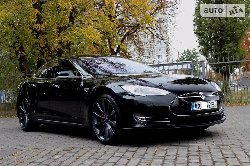 Tesla Model S 2015 року