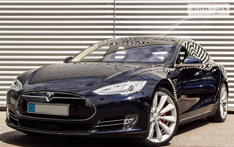 Tesla Model S 2015 року