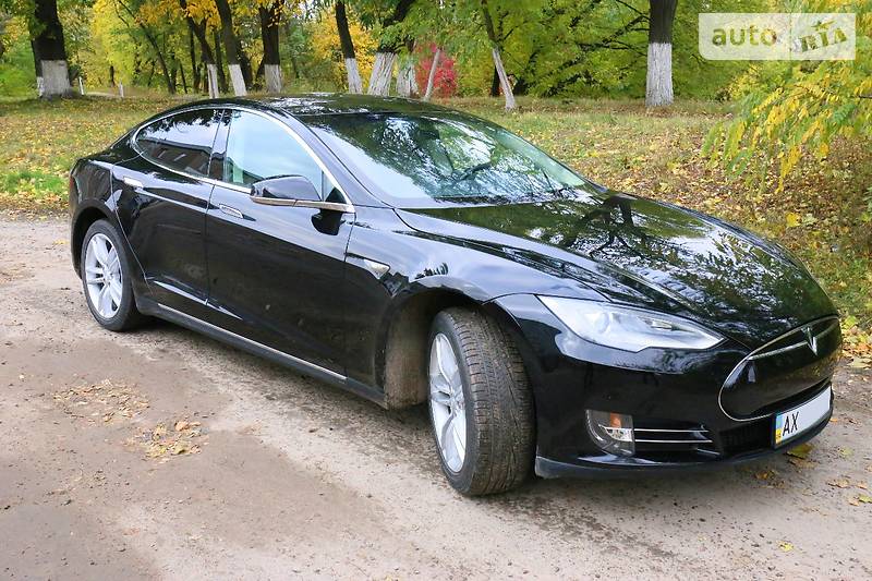 Tesla Model S 2012 року