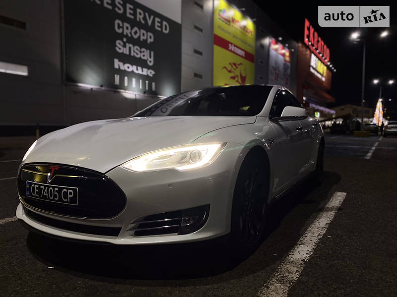 Седан Tesla Model S