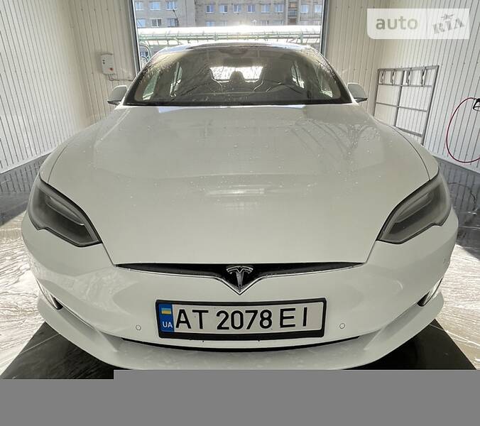 Седан Tesla Model S