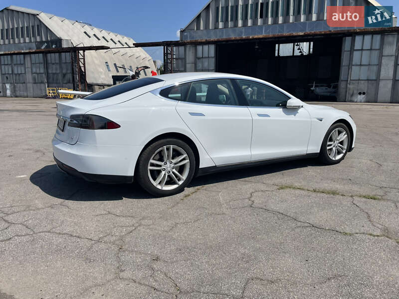Лифтбек Tesla Model S 2015 в Черкассах