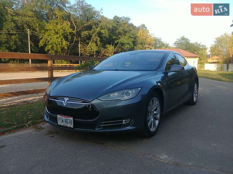 Tesla Model S 2014