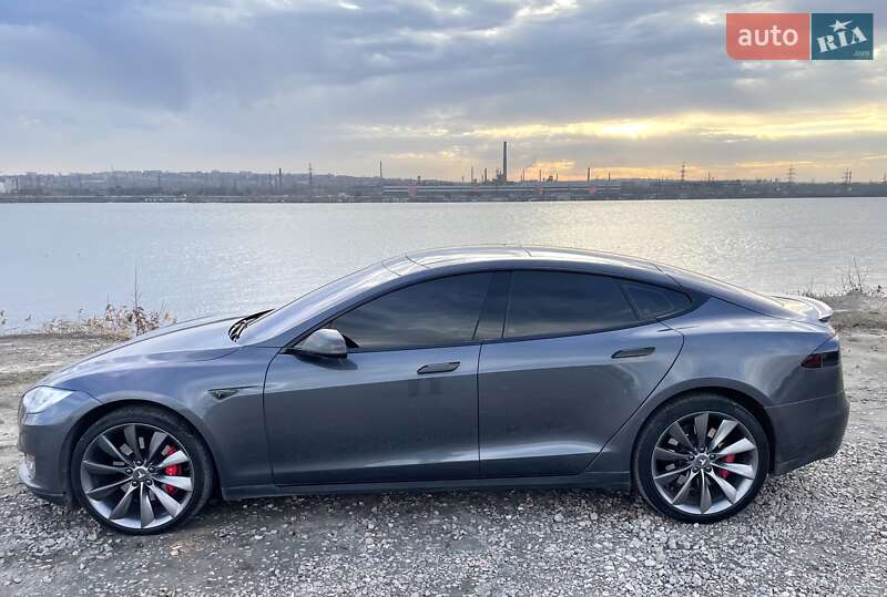 Лифтбек Tesla Model S 2014 в Днепре