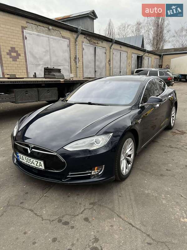 Седан Tesla Model S