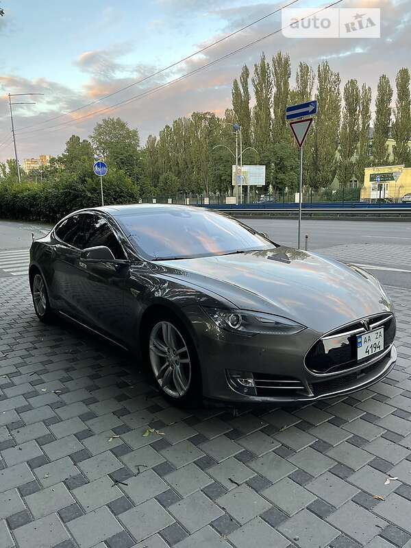 Купе Tesla Model S