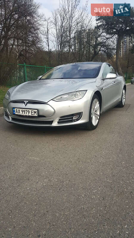 Седан Tesla Model S