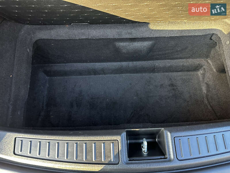 Лифтбек Tesla Model S 2019 в Днепре