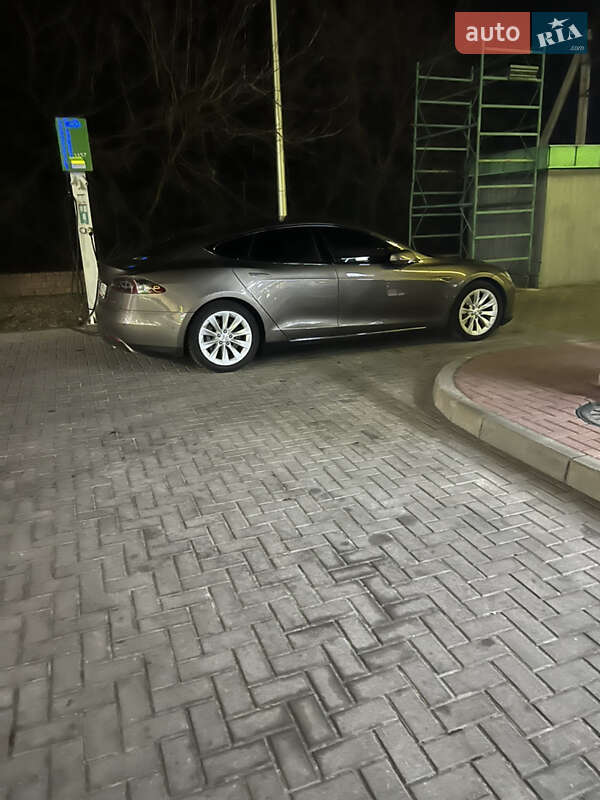 Лифтбек Tesla Model S