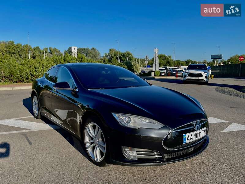 Tesla Model S 2015