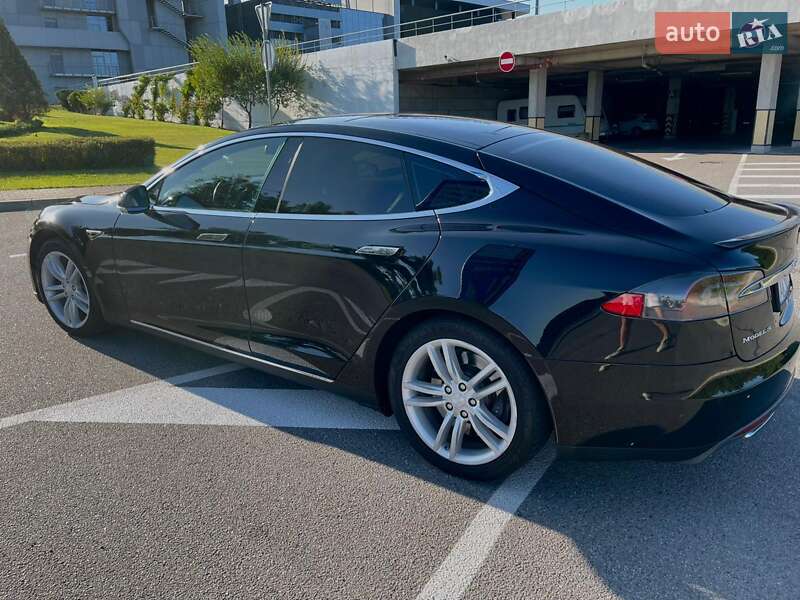 Ліфтбек Tesla Model S 2015 в Києві