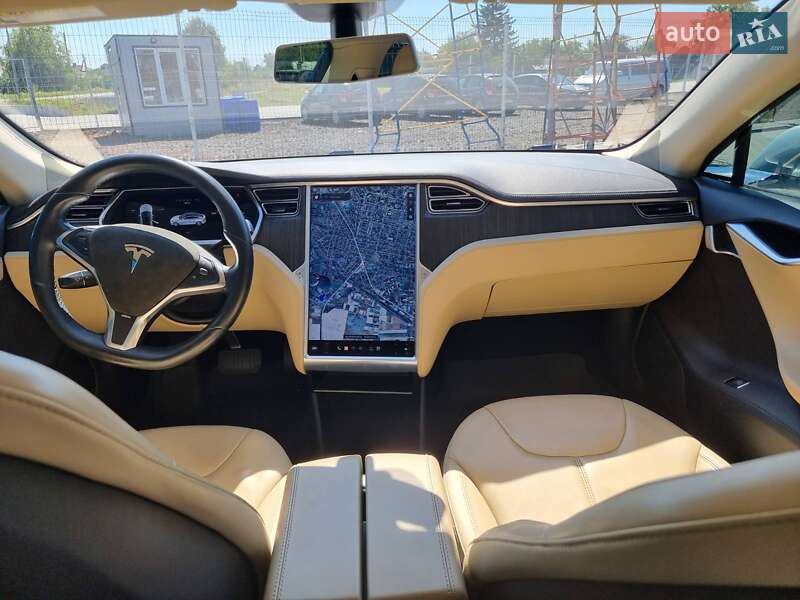 Лифтбек Tesla Model S 2013 в Нововолынске
