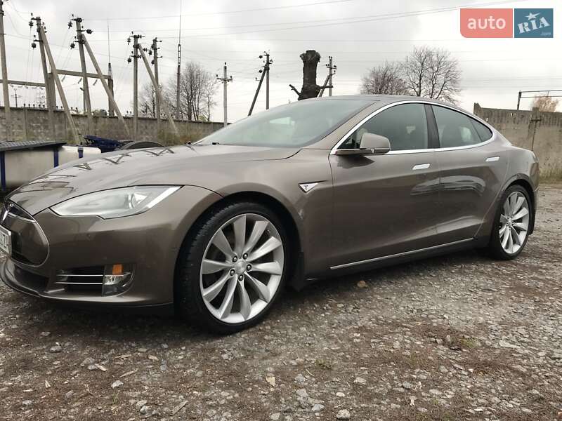 Лифтбек Tesla Model S 2016 в Виннице