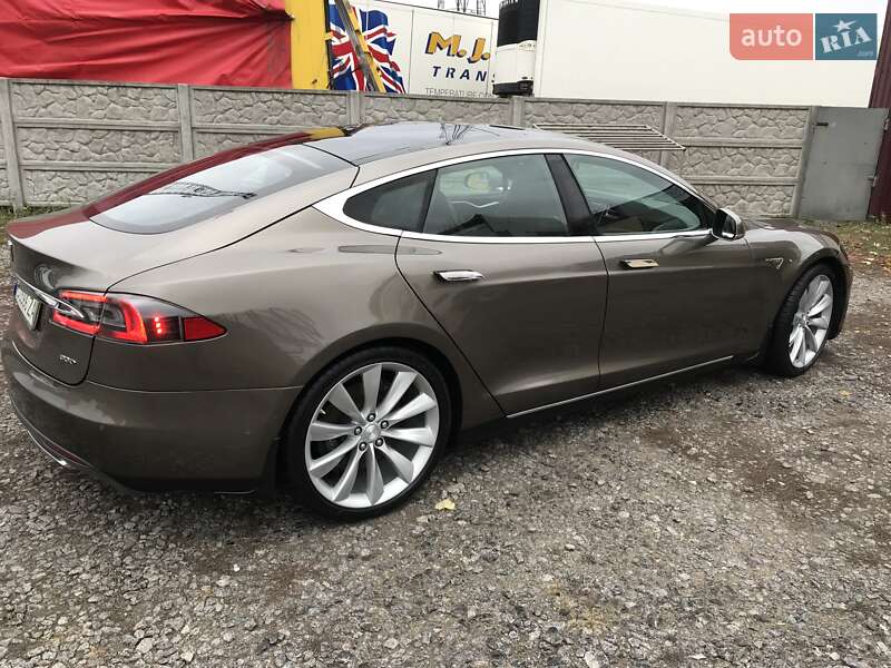 Лифтбек Tesla Model S 2016 в Виннице