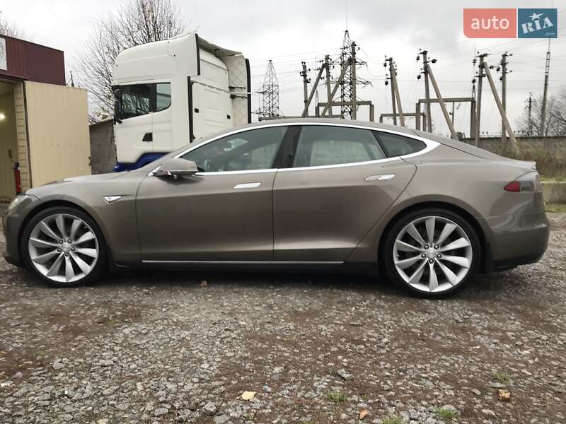 Лифтбек Tesla Model S 2016 в Виннице