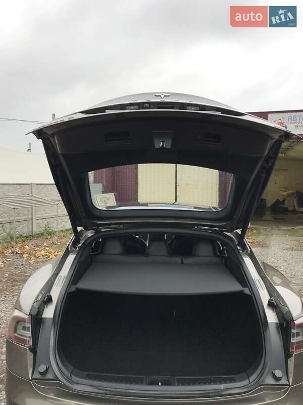 Лифтбек Tesla Model S 2016 в Виннице