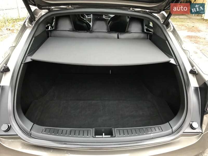Лифтбек Tesla Model S 2016 в Виннице