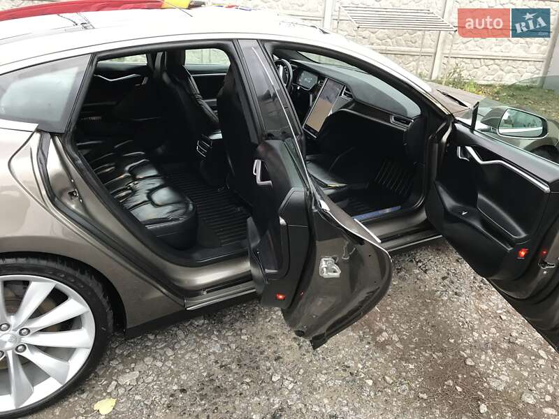 Лифтбек Tesla Model S 2016 в Виннице