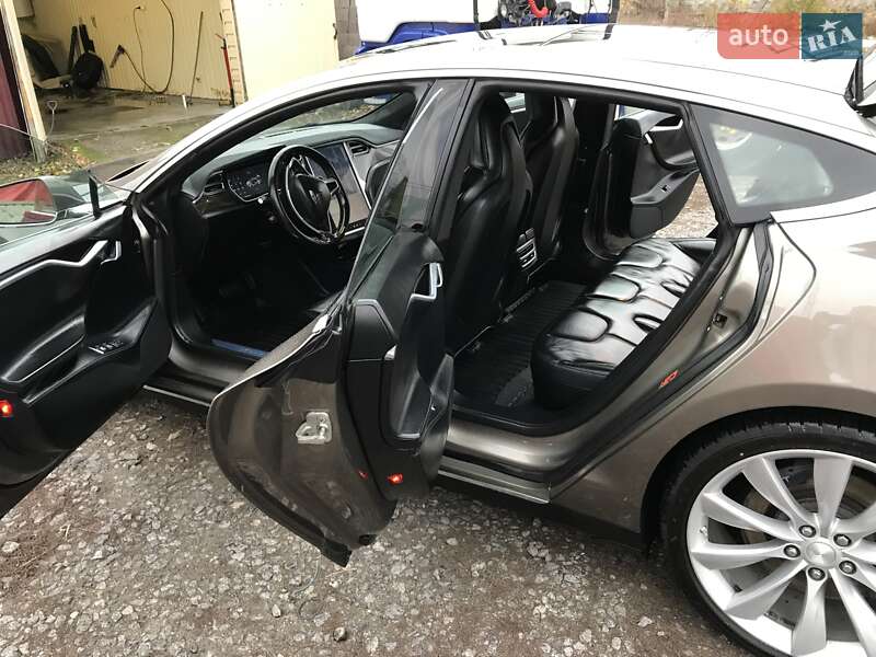 Лифтбек Tesla Model S 2016 в Виннице