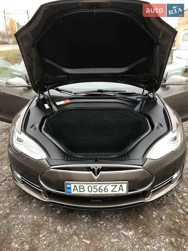 Лифтбек Tesla Model S 2016 в Виннице