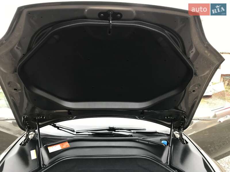 Лифтбек Tesla Model S 2016 в Виннице