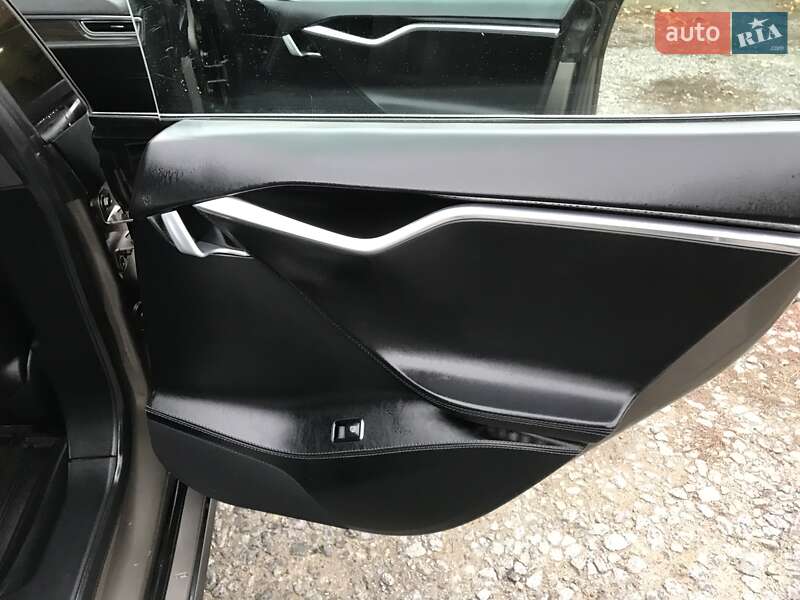 Лифтбек Tesla Model S 2016 в Виннице
