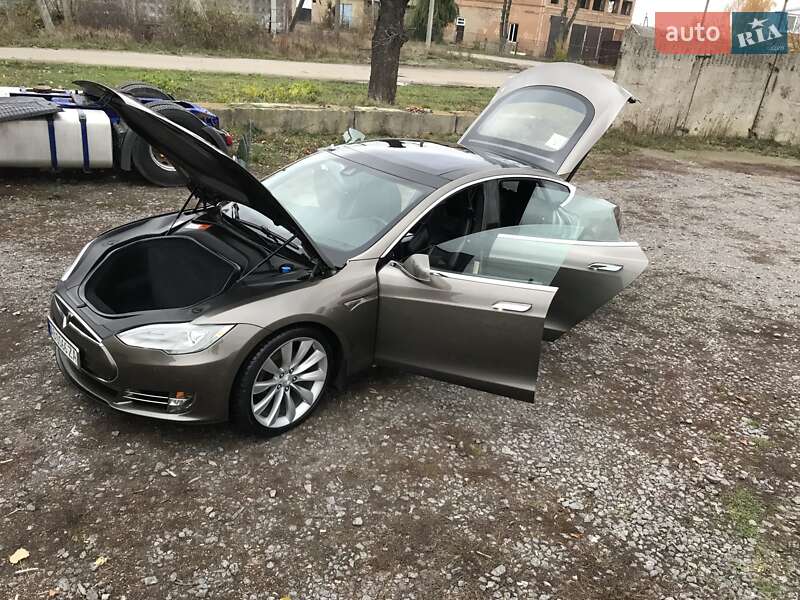Лифтбек Tesla Model S 2016 в Виннице