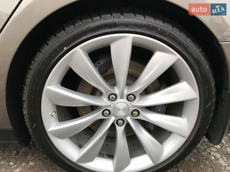 Лифтбек Tesla Model S 2016 в Виннице