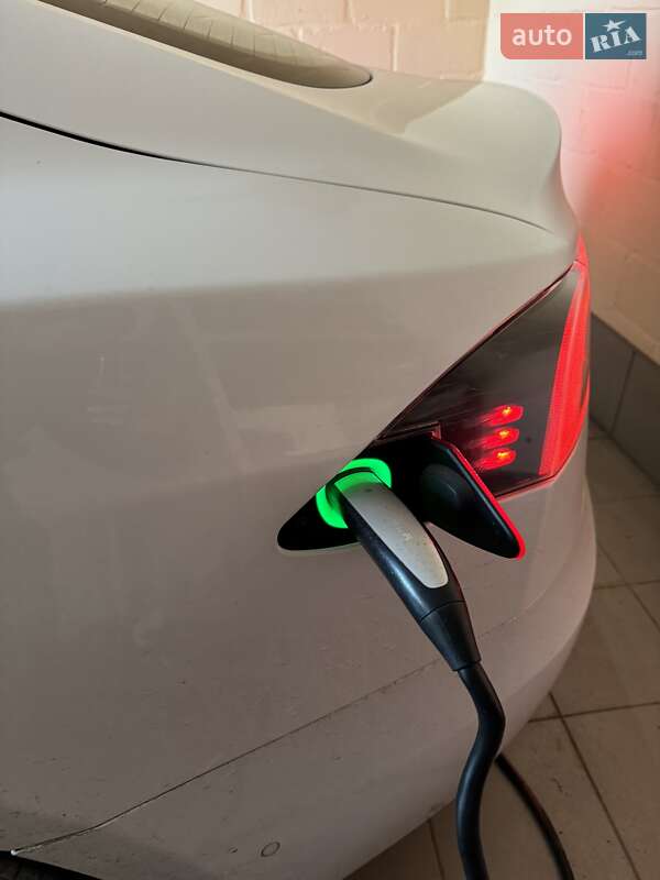 Лифтбек Tesla Model S 2016 в Белой Церкви