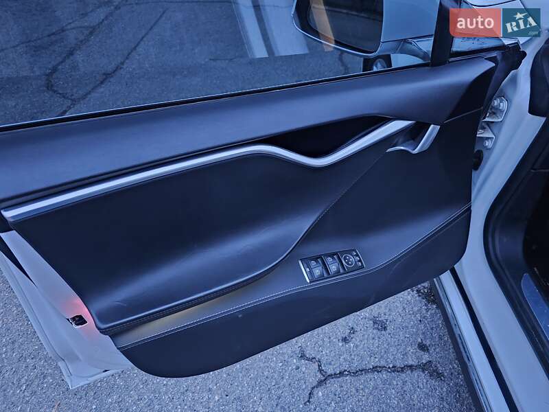 Ліфтбек Tesla Model S 2014 в Львові