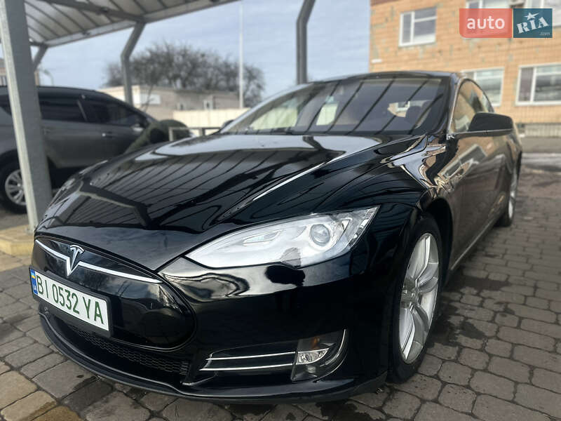 Tesla Model S 2013 року в Полтаві