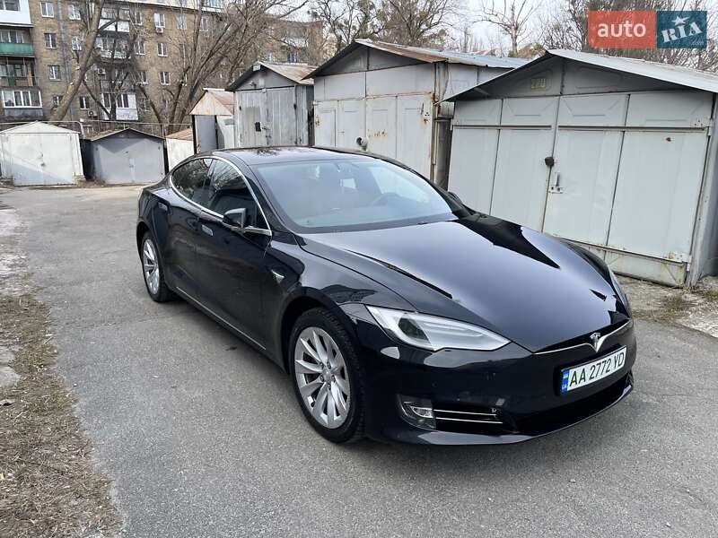 Лифтбек Tesla Model S 2018 в Киеве