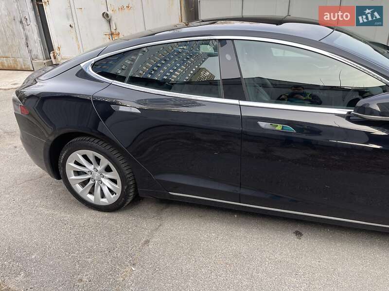 Лифтбек Tesla Model S 2018 в Киеве